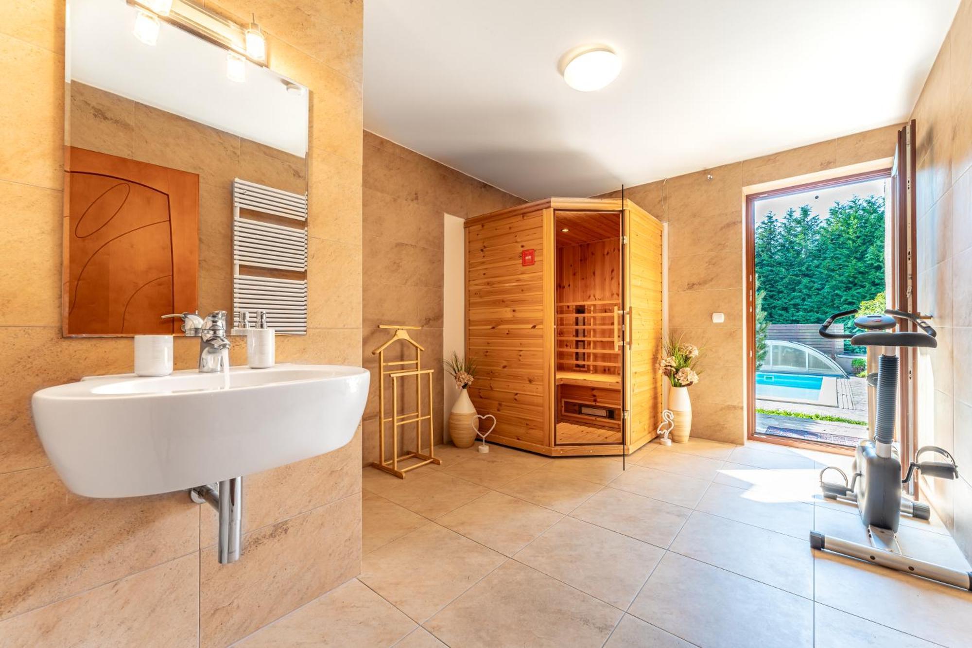 Villa With Pool & Sauna In Beer Village Велке Поповице Екстериор снимка